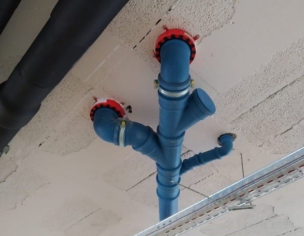 Collarín intumescente instalado en tubería